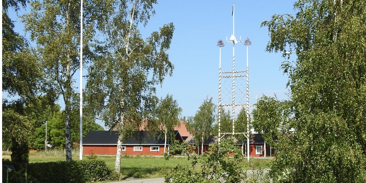 Iniön kylänraitti ja juhannussalko