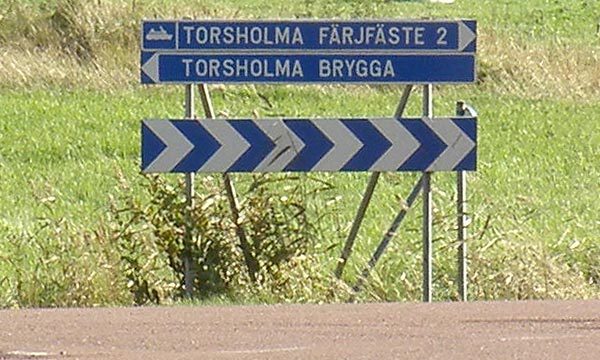 Lauttarantojen tienviitat risteyksessä Brändön Torsholmassa